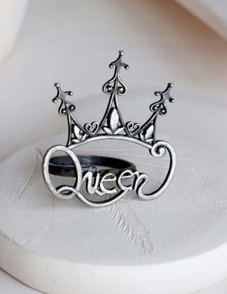 Silverlookalike Queen Statement Ring - Fashion Jewels